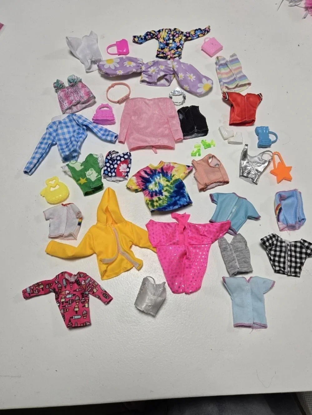 11 short sleeve shirts, 6 long sleeve shirts, 7 tank tops, 7 purses,
